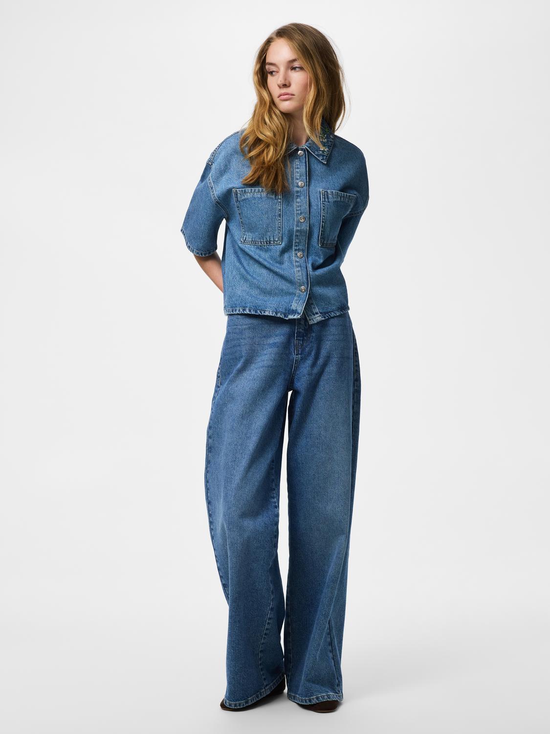 model_shot-front_full